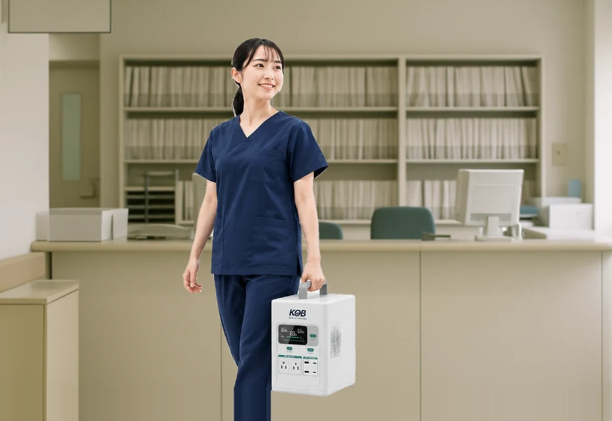 手持型蓄電池をスタッフが片手で持ち運ぶ使用イメージ